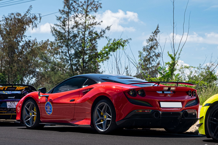 Đi sâu vào chi tiết có thể thấy, phần mặt tiền của chiếc siêu xe Ferrari F8 Tributo đã được đắp 1 lượng lớn carbon, chẳng hạn như ốp viền hốc gió trên nắp capo của xe bằng carbon, xe thay toàn bộ cản trước carbon, có thêm cánh lướt gió lớn 2 bên đầu xe bằng chất liệu đắt tiền này.