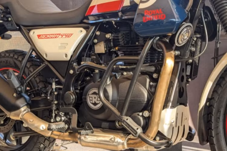 Bên cạnh đấy, động cơ cải tiến của xe giúp giảm tiếng ồn, độ rung và độ xóc, mang lại trải nghiệm lái mượt mà hơn. Scram 440 còn sở hữu đèn pha LED, hệ thống ABS chuyển đổi, cải thiện hiệu suất phanh, cùng với chiều cao yên xe 795 mm và khoảng sáng gầm 200 mm.