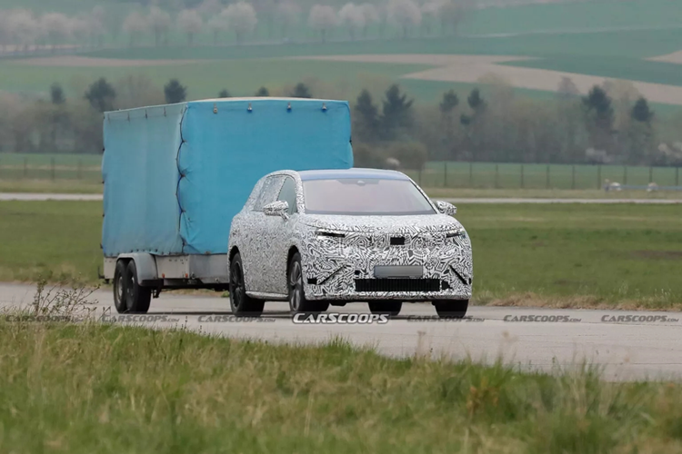 Dù xe điện có ưu thế như mô-men xoắn lớn và phanh tái sinh, trọng lượng nặng và hạ tầng sạc hạn chế khiến trải nghiệm kéo rơ-moóc chưa thực sự tiện lợi như xe xăng. Thêm vào đó, không nhiều trạm sạc được thiết kế cho xe có rơ-moóc, khiến hành trình dài càng thêm bất tiện.