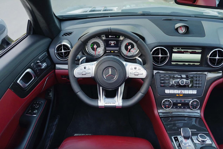 Dẫu vậy, nội thất của chiếc Mercedes-Benz SL 350 vẫn mang lại cảm giác "ăn chơi" với các chi tiết ốp carbon trên táp lô và bệ tỳ tay. Vô lăng đã được thay thế bằng bản sử dụng trên mẫu xe hiệu suất cao Mercedes-AMG G 63, tạo nên điểm nhấn đặc biệt.