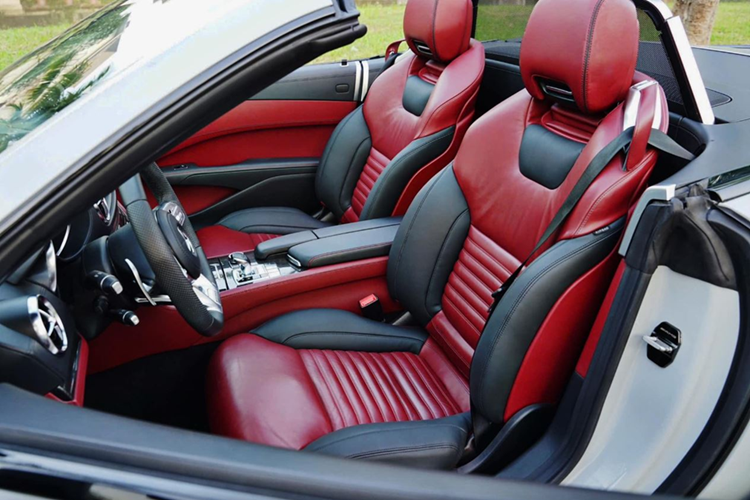 Dưới nắp ca-pô, xe sở hữu động cơ V6 dung tích 3.5L, sản sinh công suất 302 mã lực và mô-men xoắn cực đại 370Nm. Kết hợp với hộp số tự động 7 cấp, chiếc mui trần này có thể tăng tốc từ 0-100 km/h trong 5,9 giây, ngang ngửa với BMW 330i M Sport 2025.