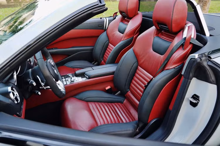 Dưới nắp ca-pô, xe sở hữu động cơ V6 dung tích 3.5L, sản sinh công suất 302 mã lực và mô-men xoắn cực đại 370Nm. Kết hợp với hộp số tự động 7 cấp, chiếc mui trần này có thể tăng tốc từ 0-100 km/h trong 5,9 giây, ngang ngửa với BMW 330i M Sport 2025.