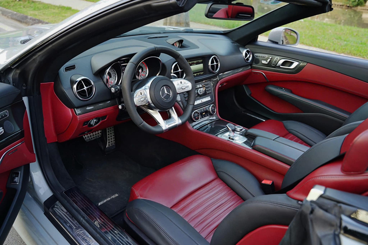 Chiếc Mercedes-Benz SL 350 2014 được trang bị nhiều tiện nghi đáng chú ý như ghế da chỉnh điện 12 hướng có nhớ 3 vị trí, màn hình giải trí TFT điều khiển qua hệ điều hành Command kết nối với dàn âm thanh 10 loa Harman Kardon mang đến trải nghiệm giải trí đẳng cấp.