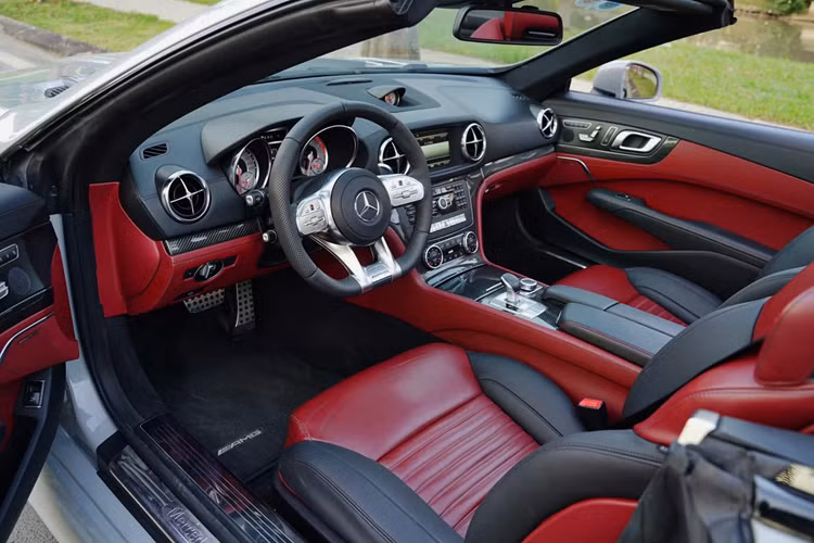 Chiếc Mercedes-Benz SL 350 2014 được trang bị nhiều tiện nghi đáng chú ý như ghế da chỉnh điện 12 hướng có nhớ 3 vị trí, màn hình giải trí TFT điều khiển qua hệ điều hành Command kết nối với dàn âm thanh 10 loa Harman Kardon mang đến trải nghiệm giải trí đẳng cấp.