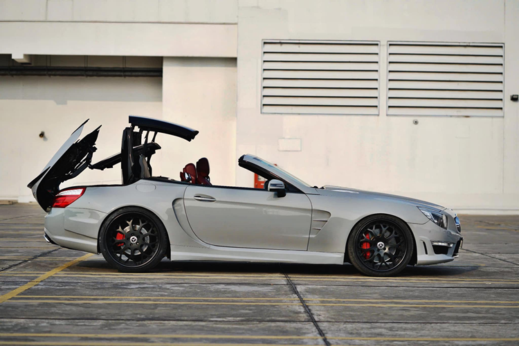 Hiện tại, giá xe Mercedes-Benz SL 350 2014 đang được rao bán 3 tỷ đồng, đắt hơn cả một chiếc Mercedes-Benz E 300 AMG đời mới (2,888 tỷ đồng). Khi mới ra mắt, mẫu xe đã có giá niêm yết lên đến 5,53 tỷ đồng.