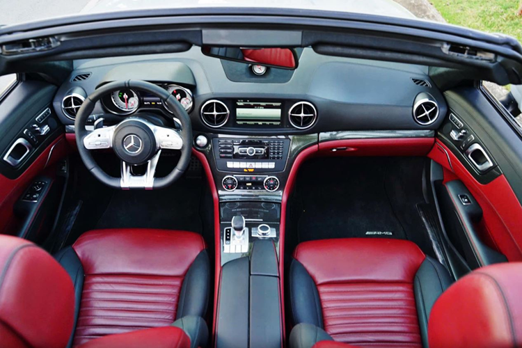 Khoang cabin của chiếc SL 350 gây ấn tượng với tông màu đỏ - đen nổi bật. Các chi tiết nội thất vẫn duy trì vẻ thẩm mỹ tốt, tuy nhiên phần da ghế đã xuất hiện một số vết nhăn và căng phồng do thời gian sử dụng.