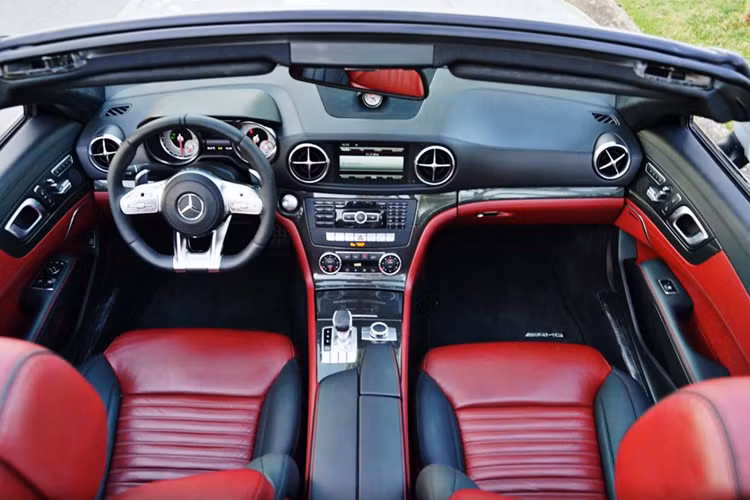 Khoang cabin của chiếc SL 350 gây ấn tượng với tông màu đỏ - đen nổi bật. Các chi tiết nội thất vẫn duy trì vẻ thẩm mỹ tốt, tuy nhiên phần da ghế đã xuất hiện một số vết nhăn và căng phồng do thời gian sử dụng.