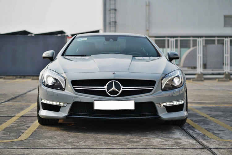 Dù đã trải qua nhiều năm, chiếc Mercedes-Benz SL 2014 mui trần vẫn giữ được phong độ ấn tượng. So với nguyên bản, xe đã được nâng cấp với bộ mâm màu đen kích thước 19 inch, bộ bodykit thân rộng và khe khuếch tán gió ở cản trước giúp tổng thể xe trở nên thể thao và hầm hố hơn.