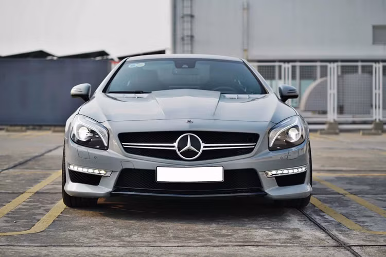 Dù đã trải qua nhiều năm, chiếc Mercedes-Benz SL 2014 mui trần vẫn giữ được phong độ ấn tượng. So với nguyên bản, xe đã được nâng cấp với bộ mâm màu đen kích thước 19 inch, bộ bodykit thân rộng và khe khuếch tán gió ở cản trước giúp tổng thể xe trở nên thể thao và hầm hố hơn.