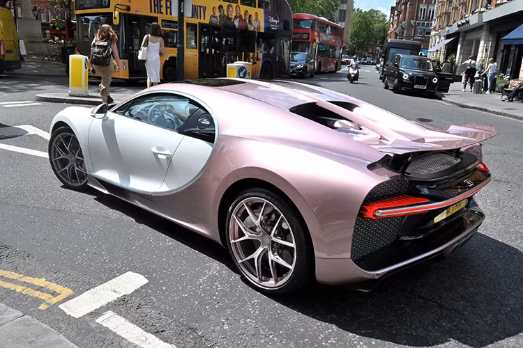 Thêm một chi tiết cá nhân hóa đáng chú ý nữa là việc tên của người vợ “Alice” cũng xuất hiện rất nhiều trong cabin siêu xe Bugatti Chiron Sport từ tựa đầu cho đến bậc cửa.