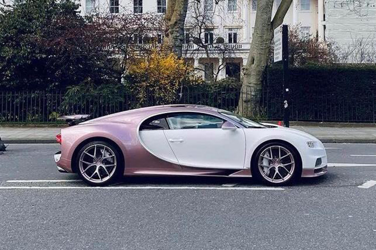 Bộ mâm thể thao được sơn hồng tím, nổi bật cùng màu đen của lốp xe, các kẹp phanh và các đinh ốc tạo nên 1 chiếc Chiron với ngoại hình tổng thể vô cùng "ton sur ton".