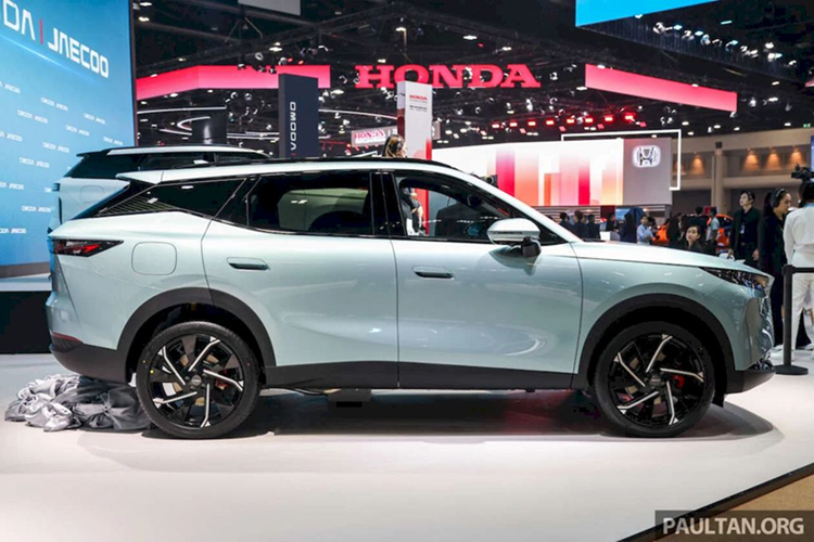 Do đó, xe mang phong cách riêng với thiết kế tối giản. Về kích thước, mẫu xe SUV Omoda C7 có số đo dài x rộng x cao lần lượt là 4.621 x 1.872 x 1.673 mm và chiều dài cơ sở 2.700 mm. Với kích thước này, Omoda C7 nằm trong phân khúc SUV/CUV cỡ C, cùng với Honda CR-V và Hyundai Tucson.