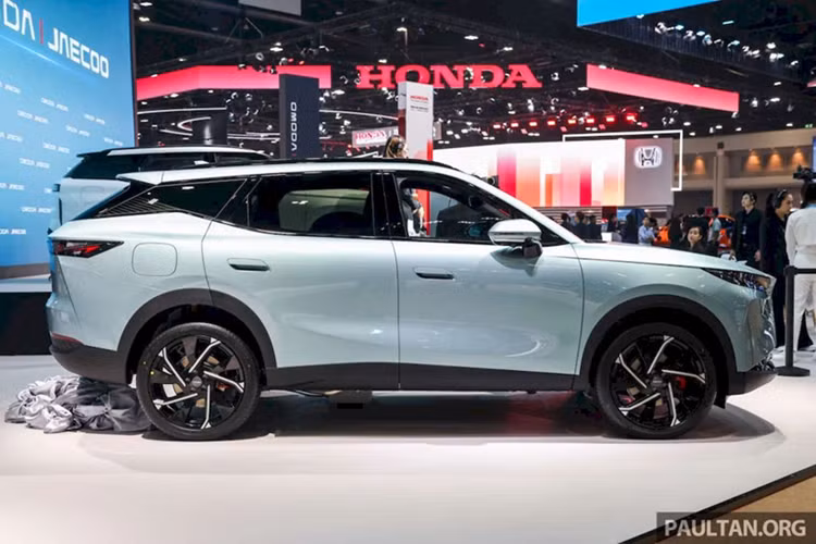 Do đó, xe mang phong cách riêng với thiết kế tối giản. Về kích thước, mẫu xe SUV Omoda C7 có số đo dài x rộng x cao lần lượt là 4.621 x 1.872 x 1.673 mm và chiều dài cơ sở 2.700 mm. Với kích thước này, Omoda C7 nằm trong phân khúc SUV/CUV cỡ C, cùng với Honda CR-V và Hyundai Tucson.