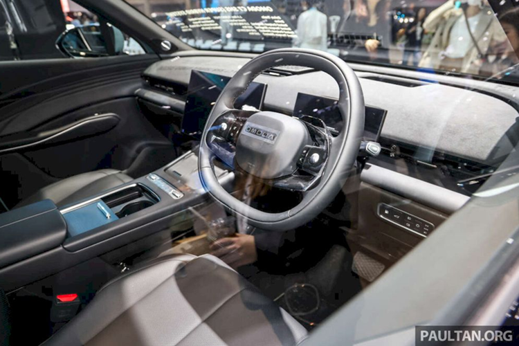 Nhìn ngang hông xe, Omoda C7 dùng tay nắm cửa kiểu truyền thống thay vì dạng ẩn vốn được ưa chuộng tại Trung Quốc. Xe được trang bị bộ mâm hợp kim tuabin kích thước 20 inch.