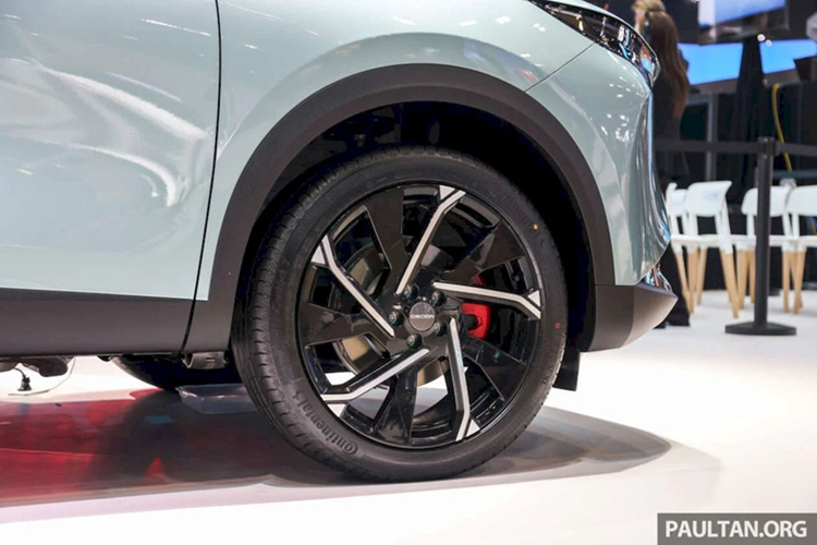 Về thiết kế, Omoda C7 mang phong cách hiện đại, điều này được thể hiện rõ ràng qua phần đầu xe được tạo hình mũi cá mập với cụm lưới tản nhiệt kiểu không viền giống với Lexus RX thế hệ mới. Bên cạnh đó là cụm đèn pha sắc sảo, mảnh mai và hốc gió trung tâm hình chữ nhật giống với “người anh em" Omoda E5.