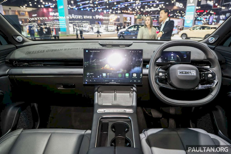 Đường viền cửa sổ lượng sóng và trụ D màu đen đều được mang từ Omoda 5 và C9, trong khi phần đuôi xe được trang bị đèn hậu kéo dài toàn chiều rộng với hiệu ứng zig-zag độc đáo. Phong cách hiện đại tiếp tục được thể hiện phía bên trong khoang nội thất của mẫu SUV này.