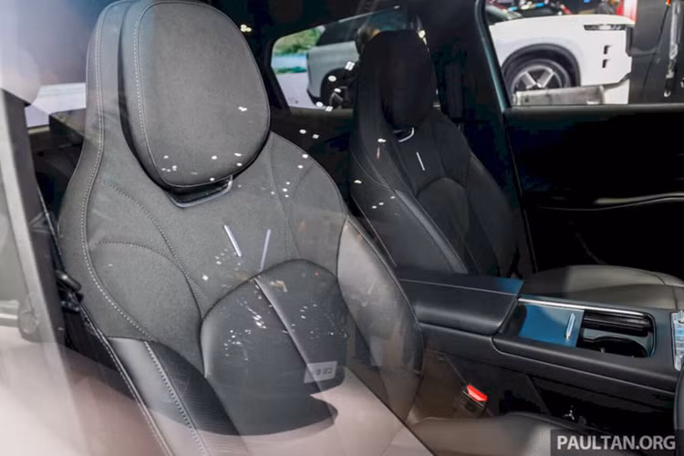 Trong đó, đáng chú ý là vô lăng được lấy cảm hứng từ tay cầm điều khiển PlayStation 5. Theo lý giải của nhà sản xuất, thiết kế này được nghiên cứu nhằm đem lại trải nghiệm thuận tiện và thú vị cho người lái. Bên cạnh đó, ghế ngồi của xe cũng được lấy cảm hứng từ ghế game thủ, được bọc bằng da bọc nubuck với các đường chỉ khâu chéo tạo cảm giác thể thao.