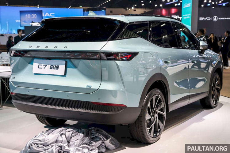 Màn hình giải trí trung tâm của Omoda C7 có kích thước 15,6 inch, độ phân giải 2.5K và độ sáng 1.000 nit. Điểm đặc biệt của màn hình này là có thể trượt sang bên, trở thành màn hình dành cho người ngồi bên phụ. Một số tính năng ấn tượng khác bao gồm hệ thống nước hoa nội thất, dàn âm thanh Sony 12+2 loa và công nghệ khử tiếng ồn.