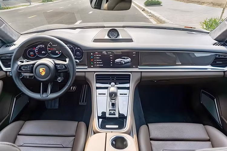 Porsche Panamera Turbo S tình cũ Đặng Lê Nguyên Vũ được trang bị bộ mâm đa chấu kích thước 21 inch, đi kèm cùm phanh màu vàng nổi bật. Bên trong cabin của xe có nội thất bọc da màu nâu sang trọng...