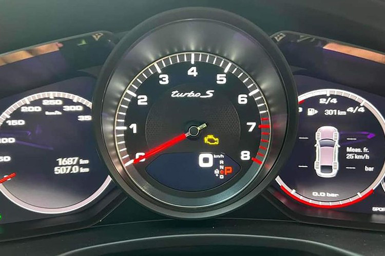 Nội thất của xe có nhiều chi tiết được làm từ chất liệu carbon như: táp-pi, táp-lô, vô-lăng, bậc cửa và ốp bảng điều khiển ở hàng ghế sau. Loạt tùy chọn này có giá lên tới 180 triệu đồng.