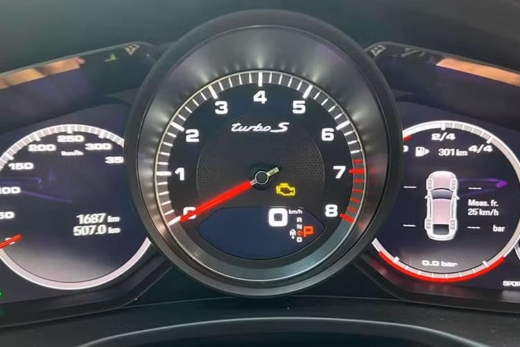 Nội thất của xe có nhiều chi tiết được làm từ chất liệu carbon như: táp-pi, táp-lô, vô-lăng, bậc cửa và ốp bảng điều khiển ở hàng ghế sau. Loạt tùy chọn này có giá lên tới 180 triệu đồng.