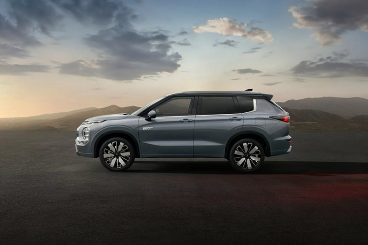 So với phiên bản tiền nhiệm, mẫu xe SUV Mitsubishi Outlander 2025 chỉ tinh chỉnh nhẹ về mặt thiết kế. Cụ thể, xe có lưới tản nhiệt và cản trước được thiết kế lại đi cùng cụm đèn pha LED mới được nâng cấp.