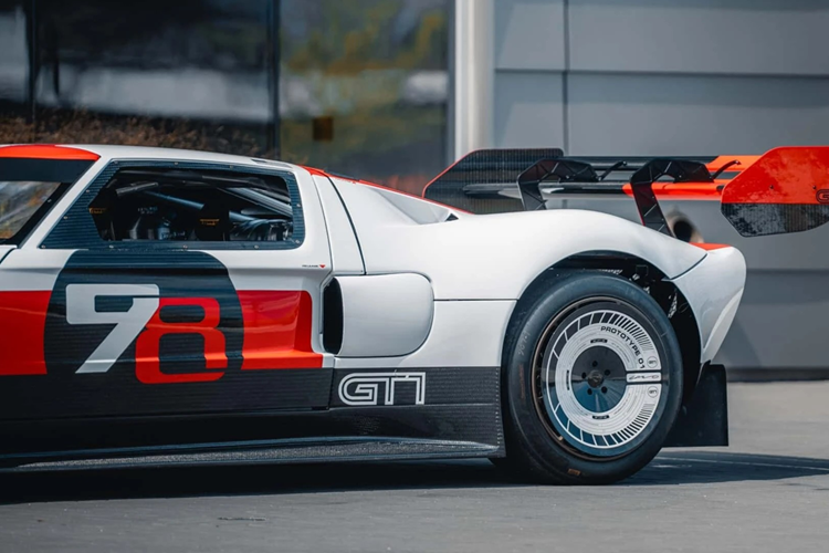 Hãng độ cũng bổ sung thiết kế cánh gió cổ thiên nga cỡ lớn để đảm bảo tối ưu khí động học và đáp ứng các tiêu chuẩn hợp pháp. Lynx Motors hứa hẹn sẽ tiếp nối thân xe bằng sợi carbon mở rộng và các yếu tố khí động học từ Matech.