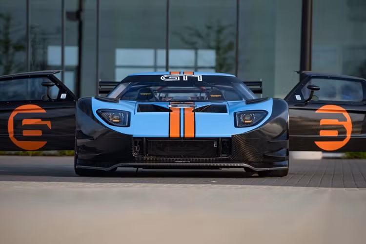 Trong khi đó, phiên bản GT1 mới đạt các tiêu chí hợp pháp trên đường nhưng vẫn giữ được sức mạnh của chiếc xe đua. siêu xe Lynx GT1 trang bị động cơ V8 twin-turbo do Ford sản xuất có công suất hơn 1.200 mã lực. Đi kèm hộp số sàn 6 cấp Ricardo và hệ dẫn động cầu sau.