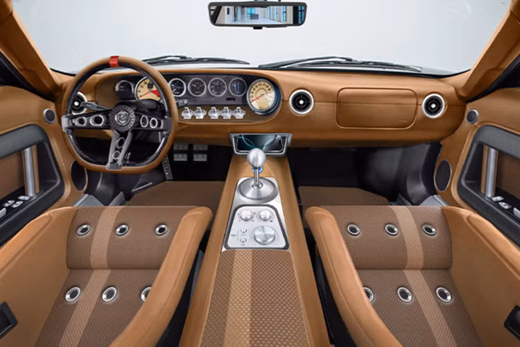 So với phong cách thể thao nguyên bản, nội thất của chiếc Lynx GT1 được làm mới với ngôn ngữ thiết kế hướng tới sự sang trọng, đầu tiên là tông màu nội thất phối màu nâu cùng các vật liệu cao cấp như da, vải, thép không gỉ xuất hiện tại bảng taplo, ghế ngồi, tapi cửa...