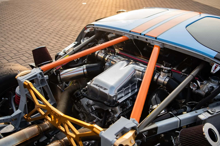 Ngoài ra, khách hàng có thể tùy ý phối màu sắc theo sở thích hoặc nâng cấp trang bị an toàn chuẩn FIA như khung chống lật, hệ thống kiểm soát lực kéo...