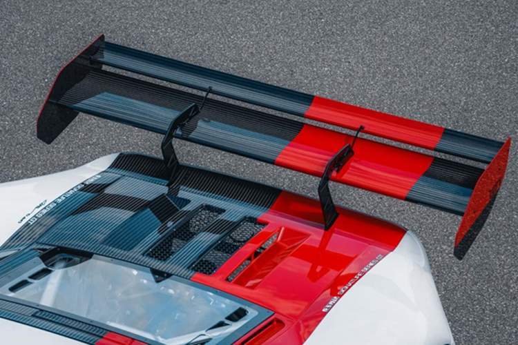 Động cơ nguyên bản của Ford GT có công suất 550 mã lực, khả năng tăng tốc 0-100 km/h trong 3,3 giây nhưng hiệu suất có vẻ không thật sự cạnh tranh với các mẫu siêu xe đương đại, vậy nên đây là lý do mà Lynx thực hiện nâng cấp Ford GT, biến chiếc xe 20 năm tuổi trở thành "vũ khí" đường đua.