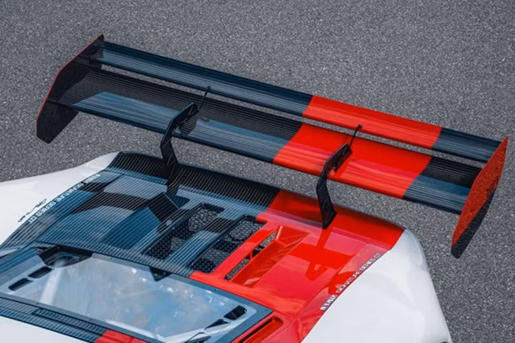 Động cơ nguyên bản của Ford GT có công suất 550 mã lực, khả năng tăng tốc 0-100 km/h trong 3,3 giây nhưng hiệu suất có vẻ không thật sự cạnh tranh với các mẫu siêu xe đương đại, vậy nên đây là lý do mà Lynx thực hiện nâng cấp Ford GT, biến chiếc xe 20 năm tuổi trở thành "vũ khí" đường đua.