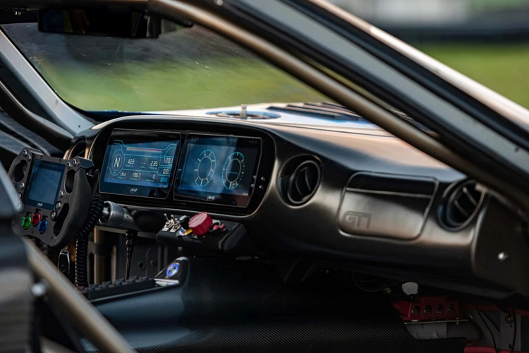 Vô lăng được làm từ sợi carbon, có thêm sạc không dây, gói trang trí carbon... Phiên bản dành riêng cho đường đua, hãng độ nâng cấp bảng đồng hồ taplo kỹ thuật số cùng vô lăng đua tích hợp màn hình.