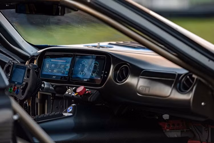 Vô lăng được làm từ sợi carbon, có thêm sạc không dây, gói trang trí carbon... Phiên bản dành riêng cho đường đua, hãng độ nâng cấp bảng đồng hồ taplo kỹ thuật số cùng vô lăng đua tích hợp màn hình.