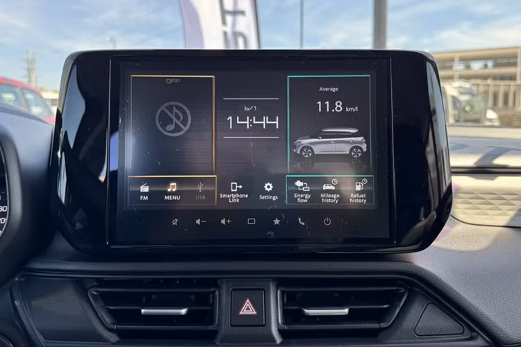 Sở hữu mức giá khá cao so với thế hệ cũ nhưng lại ít trang bị hơn so với các đối thủ, Suzuki Swift không được khách hàng trong nước ưa chuộng.