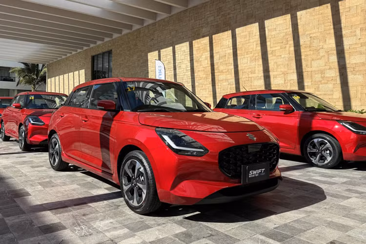 Dù không trực tiếp nhắc đến tên bất kỳ mẫu xe nào, song thông báo của Suzuki Việt Nam dường như đang đề cập đến các thông tin về việc nhận cọc Suzuki Swift 2025 mới đang xuất hiện gần đây. Trước đó, một số đại lý cho biết mẫu hatchback cỡ B Suzuki Swift sẽ sớm quay lại Việt Nam sau khoảng thời gian vắng bóng.