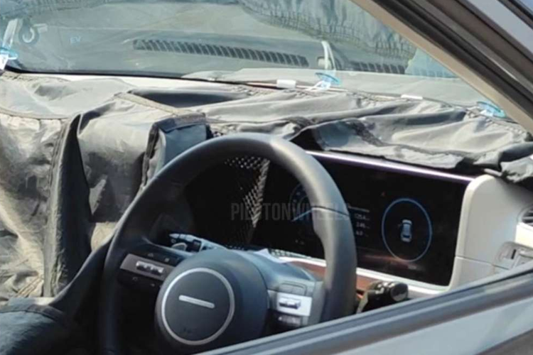 Chưa hết, Hyundai Creta EV cũng sẽ được cung cấp hệ thống âm thanh nâng cấp, vô lăng ba chấu mới, thay thế cho thiết kế đáy phẳng trước đây.