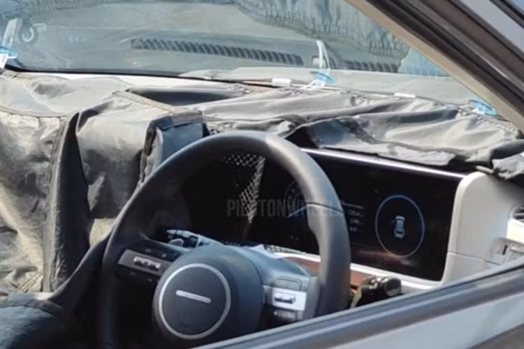 Chưa hết, Hyundai Creta EV cũng sẽ được cung cấp hệ thống âm thanh nâng cấp, vô lăng ba chấu mới, thay thế cho thiết kế đáy phẳng trước đây.