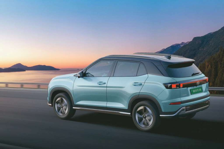 Về thiết kế, mẫu xe SUV Hyundai Creta EV 2025 sẽ được lấy cảm hứng rất nhiều từ phiên bản ICE. Tuy nhiên, Creta phiên bản “xanh” sẽ có những đặc điểm riêng như lưới tản nhiệt đóng kín và cổng sạc ở phía trước. Hyundai Creta EV cũng vẫn sẽ sử dụng mâm xe hợp kim khí động học, kích thước 17 inch mới.