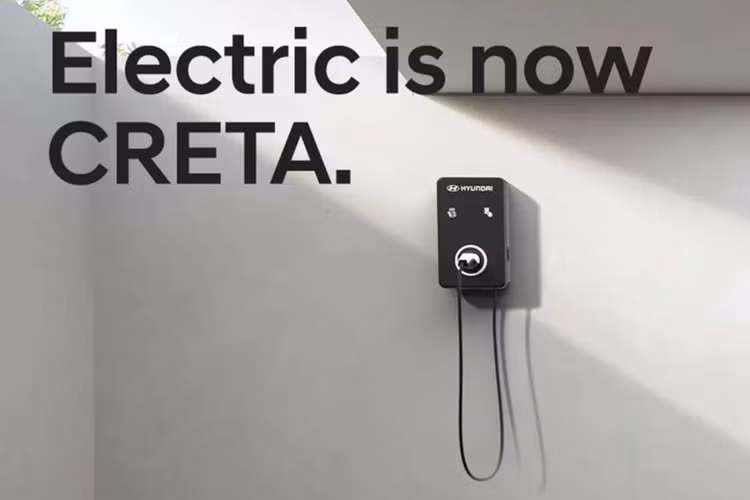 Bên trong cabin, thiết kế của Hyundai Creta EV lấy cảm hứng từ Ioniq 5. Theo đó, xe sẽ đi kèm với cụm đồng hồ kỹ thuật số kích thước 10,25 inch và màn hình thông tin giải trí cảm ứng 10,25 inch với phần mềm và tính năng mới.