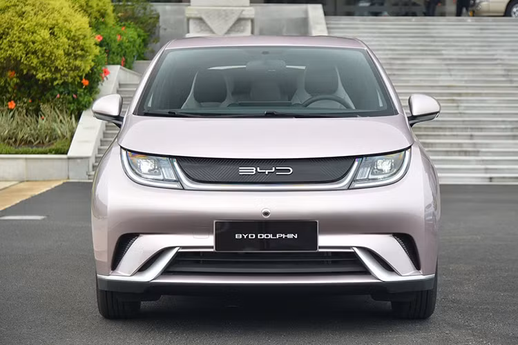  BYD Dolphin hatchback 2025 mới đã được ra mắt tại Trung Quốc với mức giá từ 99.800 – 125.800 nhân dân tệ (13.735 – 17.315 USD, tương đương 323 - 408 triệu đồng). Mẫu xe nâng cấp lớn hơn với thông số kỹ thuật được cải tiến và chức năng ADAS God's Eye C thậm chí còn rẻ hơn so với phiên bản tiền nhiệm, đang bán tại Việt Nam.