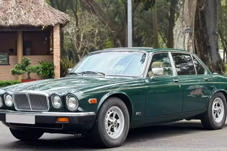 Trong bốn năm, Jaguar XJ ra mắt năm 1968 (sau này được gọi là Series 1) là một chiếc saloon bốn cửa, 6 xi-lanh thẳng hàng trên chiều dài cơ sở 2,76 m. Năm 1972, một tùy chọn chiều dài cơ sở (LWB) rộng rãi hơn, dài hơn 4 inch (10 cm) và động cơ V12 5,3 lít đã được bổ sung.