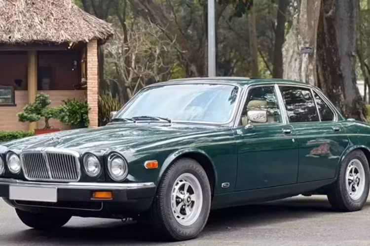 Trong bốn năm, Jaguar XJ ra mắt năm 1968 (sau này được gọi là Series 1) là một chiếc saloon bốn cửa, 6 xi-lanh thẳng hàng trên chiều dài cơ sở 2,76 m. Năm 1972, một tùy chọn chiều dài cơ sở (LWB) rộng rãi hơn, dài hơn 4 inch (10 cm) và động cơ V12 5,3 lít đã được bổ sung.