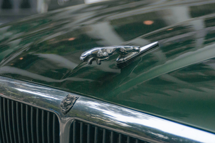 Việc sản xuất Series III XJs 6 xi-lanh tiếp tục cho đến đầu năm 1987, sau đó được thay thế bằng XJ40 hoàn toàn mới, trong khi việc sản xuất Series III XJs 12 xi-lanh tiếp tục cho đến năm 1992. 100 chiếc xe cuối cùng được sản xuất đã được đánh số và bán tại Canada như một phần của loạt sản phẩm đặc biệt kỷ niệm việc kết thúc sản xuất.