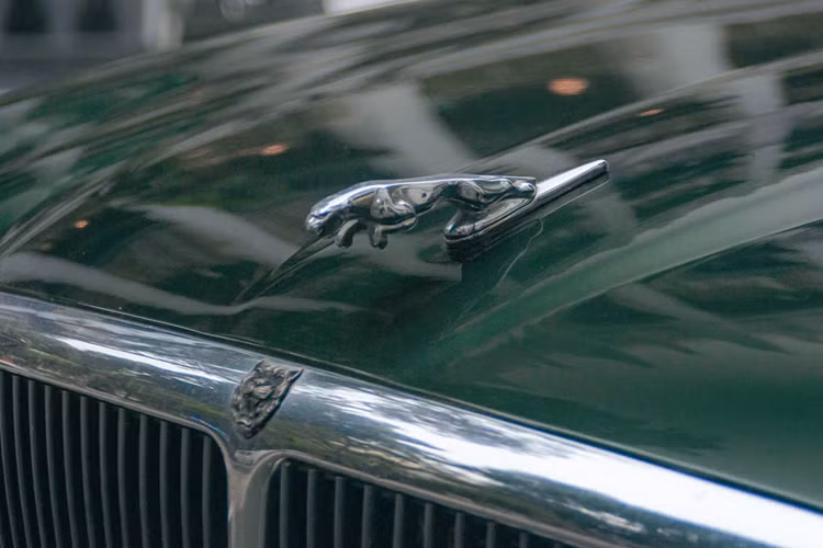 Việc sản xuất Series III XJs 6 xi-lanh tiếp tục cho đến đầu năm 1987, sau đó được thay thế bằng XJ40 hoàn toàn mới, trong khi việc sản xuất Series III XJs 12 xi-lanh tiếp tục cho đến năm 1992. 100 chiếc xe cuối cùng được sản xuất đã được đánh số và bán tại Canada như một phần của loạt sản phẩm đặc biệt kỷ niệm việc kết thúc sản xuất.