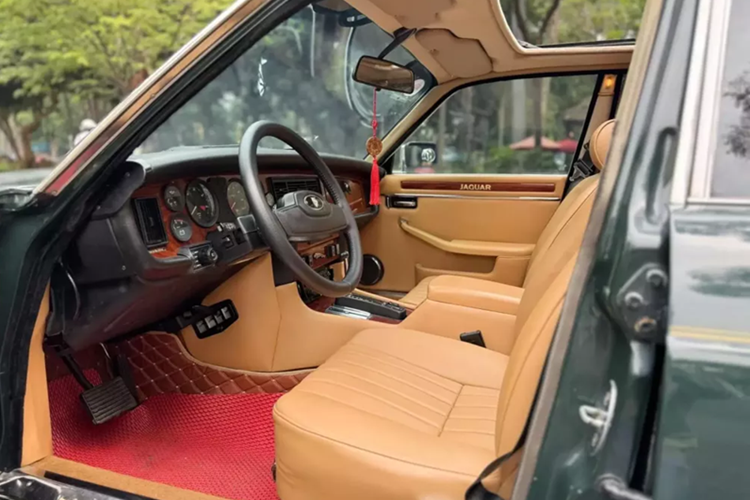 Các xe saloon series 3 năm 1979 được thiết kế lại phần kính (thân trên) và cản xe. Các mẫu xe series 3 6 xi-lanh đã được thay thế bằng Jaguar XJ thế hệ thứ hai vào năm 1987, nhưng các mẫu xe V12 không được thay thế cho đến năm 1992.