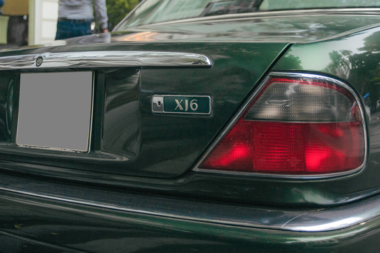 100 chiếc xe này có tùy chọn gắn một tấm bảng bằng đồng thau trong cabin. Người mua ban đầu có tùy chọn gắn tấm bảng này, tấm bảng này cũng đánh số cho xe, chẳng hạn như số 5 trong số 100, gắn vào hộp đựng găng tay, vào đồ gỗ trên bệ điều khiển hoặc không gắn gì cả.