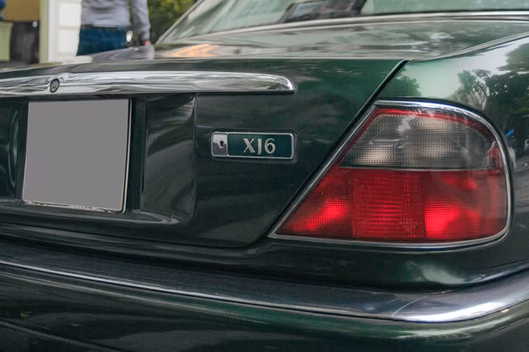 100 chiếc xe này có tùy chọn gắn một tấm bảng bằng đồng thau trong cabin. Người mua ban đầu có tùy chọn gắn tấm bảng này, tấm bảng này cũng đánh số cho xe, chẳng hạn như số 5 trong số 100, gắn vào hộp đựng găng tay, vào đồ gỗ trên bệ điều khiển hoặc không gắn gì cả.