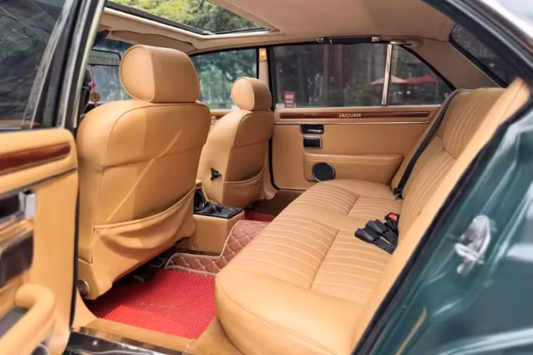 Những thay đổi so với Series II bao gồm cản cao su dày hơn và tích hợp hơn với chỉ mạ crôm trang trí ở mép trên, tay nắm cửa phẳng, kính cửa trước một mảnh không có đèn báo rẽ riêng biệt, lưới tản nhiệt chỉ có cánh dọc, đèn lùi được chuyển từ bệ cốp xe sang cụm đèn hậu lớn hơn và đường viền mái được sửa đổi với khung cửa hẹp hơn và diện tích kính tăng lên.