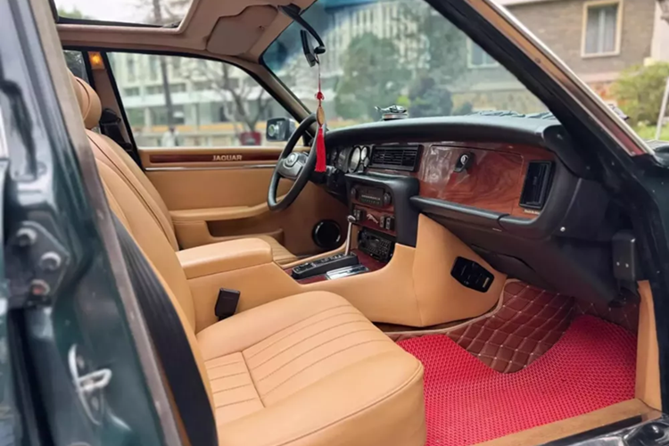 Chiếc Jaguar XJ6 trong bài viết này thuộc năm sản xuất 1986, tức là phiên bản thứ 3, ra đời từ từ 1979 đến 1982. Chiếc xe đã được nâng cấp đáng kể một lần nữa vào tháng 4 năm 1979, được gọi là Series III, kết hợp thiết kế lại ngoại thất tinh tế của Pininfarina.